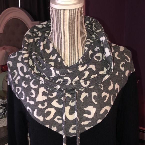 - Cowl Turtleneck Leopard Print Sweatshirt - - Picture 4 of 14